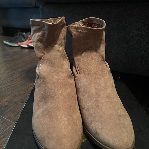 Beige suede booties - Picture 3 of 4